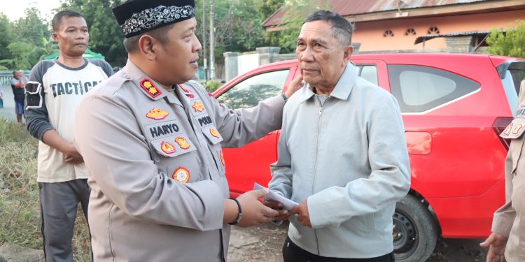 Tinjau Lokasi Kebakaran, Kapolres Jeneponto Bagi Bantuan ke Korban Terdampak