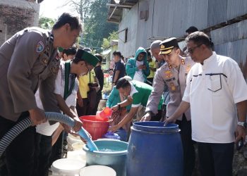Kapolres Parepare Gandeng OKP dan Organisasi Kemahasiswaan Salurkan Air Bersih ke Warga