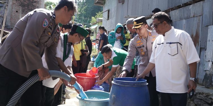 Kapolres Parepare Gandeng OKP dan Organisasi Kemahasiswaan Salurkan Air Bersih ke Warga