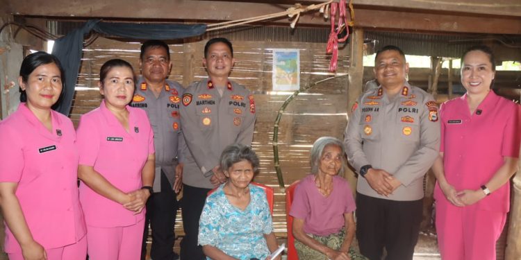 Kapolres Toraja Utara Bersama Ketua Bhayangkari Gelar Bakti Sosial di Dua Lokasi