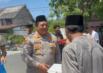 Jumat Berkah, Kapolres Selayar Berbagi ke Jemaah Masjid Nurul Amin dan Pengguna Jalan
