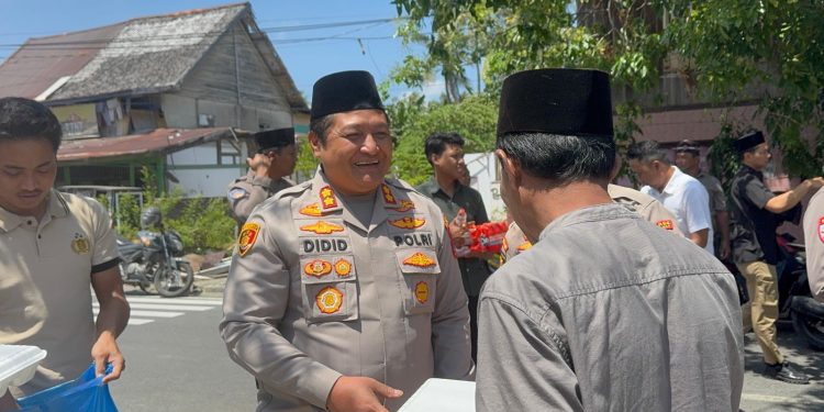 Jumat Berkah, Kapolres Selayar Berbagi ke Jemaah Masjid Nurul Amin dan Pengguna Jalan