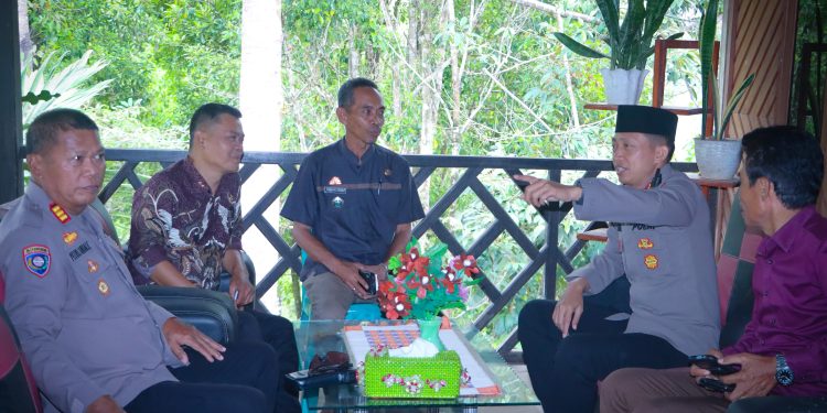 Perkuat Silaturahmi, Kapolres Luwu Ajak Warga Suli Barat Jadi Polisi Bagi Diri Sendiri dan Lingkungan