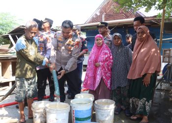 Kapolres Wajo Salurkan 6.000 Liter Air Bersih Untuk Warga di Tengah Musim Kemarau