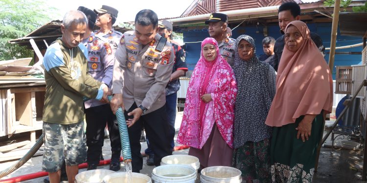 Kapolres Wajo Salurkan 6.000 Liter Air Bersih Untuk Warga di Tengah Musim Kemarau
