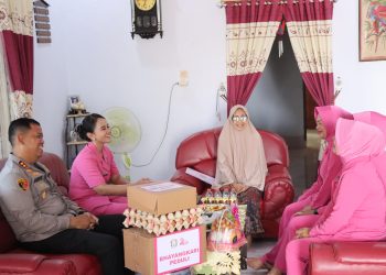 Kapolres Bulukumba Bersama Ketua Bhayangkari Silaturahmi ke Purnawirawan dan Warakawuri