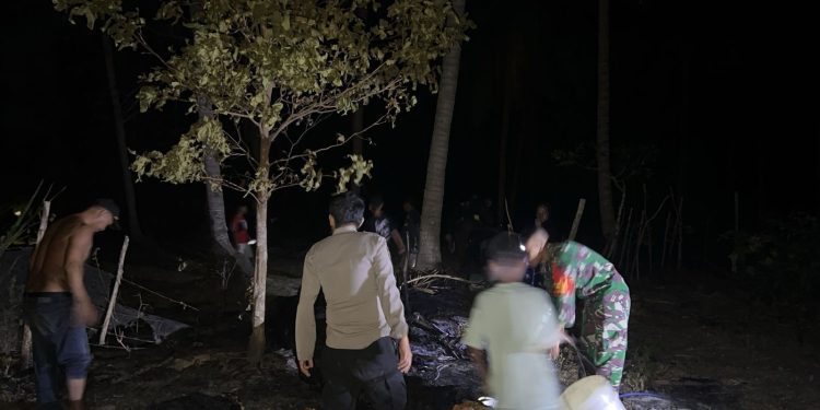 Polisi dan Warga di Selayar Turun Tangan Padamkan Bara Api Setinggi 7 Meter di Laiyolo