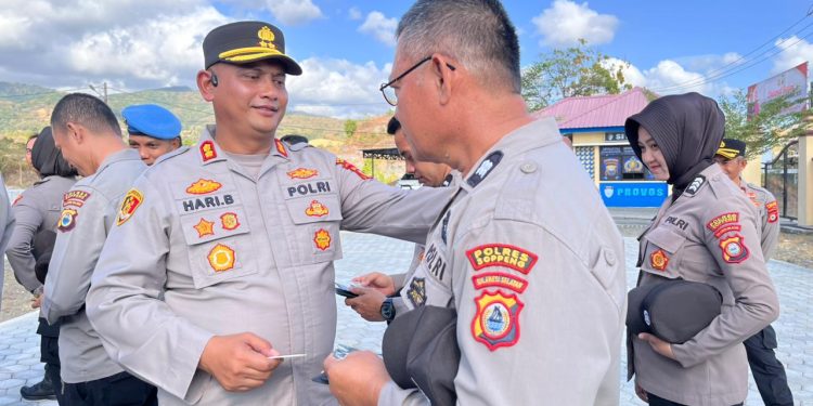 Usai Apel Pimpinan, Kapolres Soppeng Periksa Kelengkapan dan Sikap Tampang Personel
