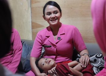 Ketua Bhayangkari Polres Bulukumba Sambangi Anak Polisi Yang Lumpuh Sejak Lahir