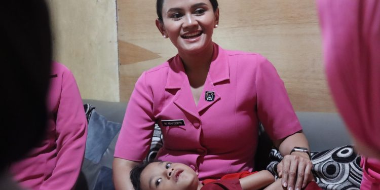 Ketua Bhayangkari Polres Bulukumba Sambangi Anak Polisi Yang Lumpuh Sejak Lahir