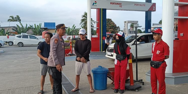 Antisipasi Antrean Panjang, Kapolsek Keera Polres Wajo Imbau Petugas SPBU Tertibkan Pengisian