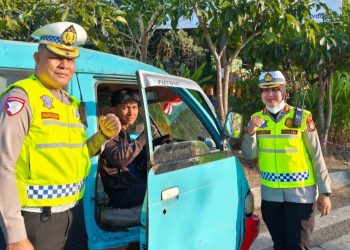 Semarak HUT RI ke-81, Satlantas Polrestabes Makassar Bagi Bendera Merah Putih ke Warga