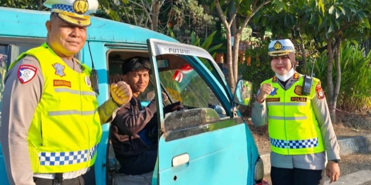 Semarak HUT RI ke-81, Satlantas Polrestabes Makassar Bagi Bendera Merah Putih ke Warga