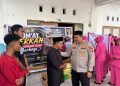 Kapolres Selayar bersama Ketua Bhayangkari Bagi Bantuan Sembako ke Pelajar, Mahasiswa dan Santri