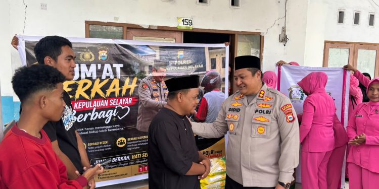 Kapolres Selayar bersama Ketua Bhayangkari Bagi Bantuan Sembako ke Pelajar, Mahasiswa dan Santri