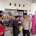 Kapolres Selayar bersama Ketua Bhayangkari Bagi Bantuan Sembako ke Pelajar, Mahasiswa dan Santri