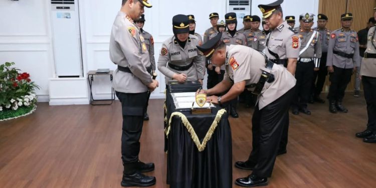 Kapolrestabes Makassar Pimpin Upacara Sertijab Kabag, Kasat, Kasi dan Kapolsek