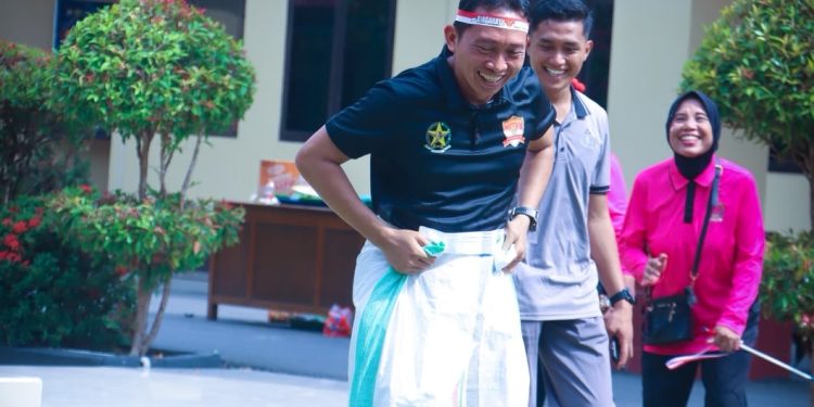 Semarak Hari Kemerdekaan, Kapolres Luwu Ikut Meriahkan Senam dan Lomba Bersama Personel