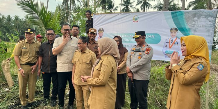 Kapolres Soppeng Hadiri Penyerahan 10 Mesin Pompa Air Bagi Kelompok Tani