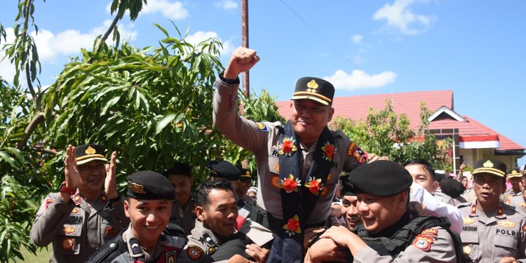 Isak Tangis Personel Polres Bulukumba Lepas AKBP Restu Wijayanto