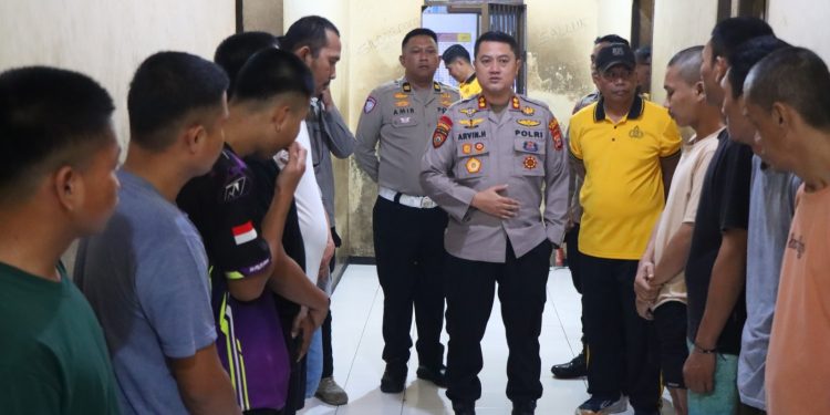 Perdana Berkantor, Kapolres Palopo Cek Ruang Pelayanan, Asrama Hingga Tahanan