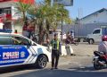 Personel Satlantas Polres Parepare Pantau Arus Lalu Lintas di Depan SPBU