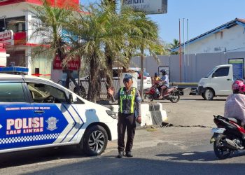 Personel Satlantas Polres Parepare Pantau Arus Lalu Lintas di Depan SPBU