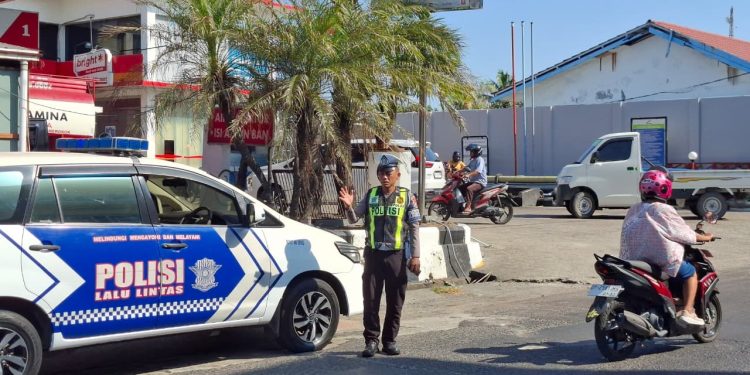 Personel Satlantas Polres Parepare Pantau Arus Lalu Lintas di Depan SPBU