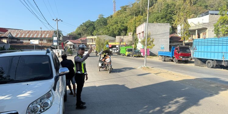 Cegah Kemacetan, Unit Turjawali Sat Lantas Polres Wajo Gelar Gatur Lalin di Depan SPBU