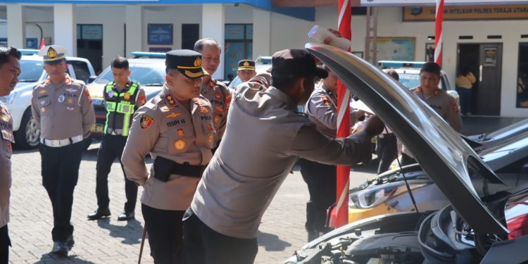 Pastikan Kesiapan Operasional, Kapolres Toraja Utara Cek Langsung Kelayakan Kendaraan Dinas