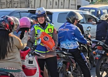 Polwan Satlantas Polres Sidrap Bagi Air Mineral ke Masyarakat Yang Antri BBM di SPBU