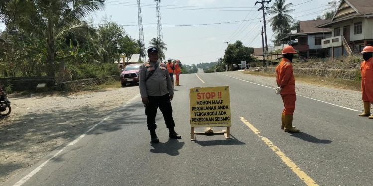 Personel Polsek Sajoanging Amankan Recording Survei Seismik 2D 801 Km WK Sengkang
