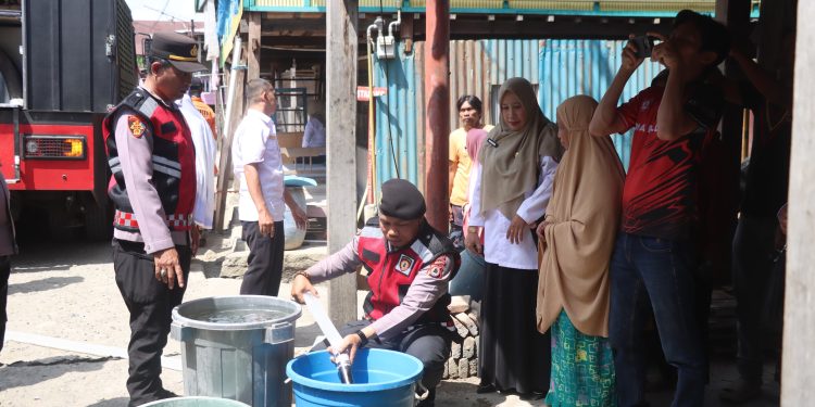 Polres Wajo Salurkan 13 Ribu Liter Air Bersih untuk Warga Watanglipue