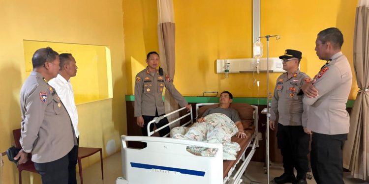 Kapolres Luwu Besuk Kabag Ren Yang Sedang Terbaring Sakit di RS Batara Guru