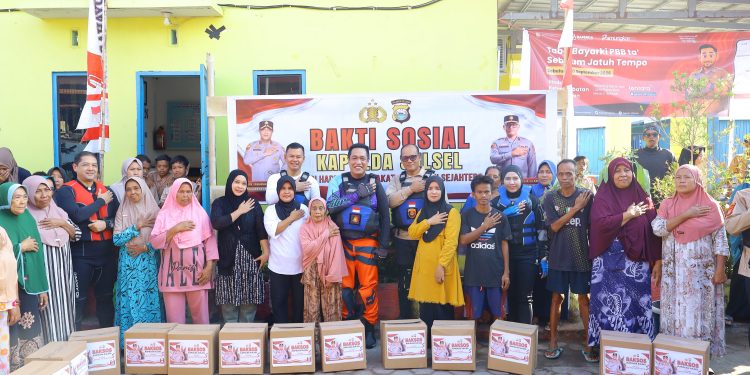 Peringati HUT ke-78 Polwan, Kapolda Sulsel Pimpin Baksos di Pulau Barrang Lompo