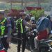 Personel Sat Lantas Polres Palopo Bagi Air Mineral ke Masyarakat Yang Antri BBM