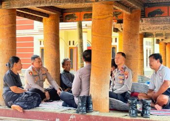 Kapolres Toraja Utara Sambangi Rumah Duka Alm Aris Sanda Korban Penembakan KKB