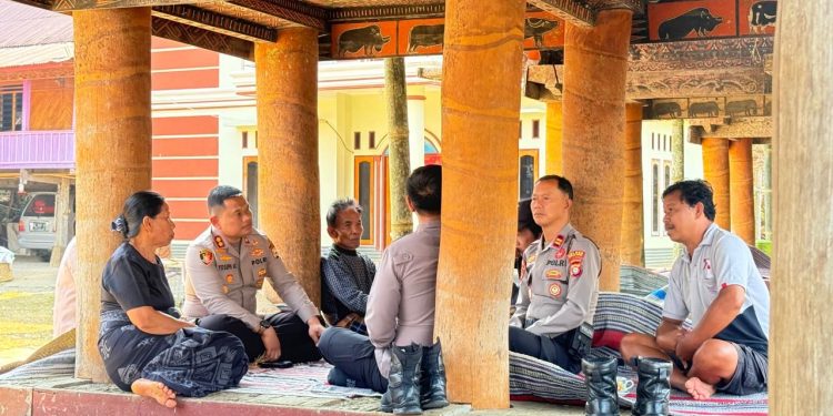 Kapolres Toraja Utara Sambangi Rumah Duka Alm Aris Sanda Korban Penembakan KKB