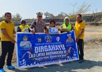Sambut HUT Lalu Lintas ke-71, Kasat Lantas Polres Soppeng Bagi Sembako ke Petugas Kebersihan