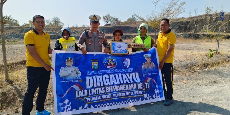 Sambut HUT Lalu Lintas ke-71, Kasat Lantas Polres Soppeng Bagi Sembako ke Petugas Kebersihan