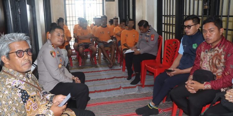 Kapolres Toraja Utara Hadiri Pembinaan Rohani di Ruang Tahanan