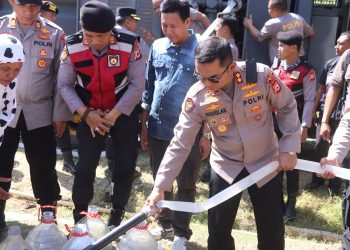Kapolres Wajo Pimpin Penyaluran 12.000 Liter Air Bersih untuk Warga Maddukkelleng