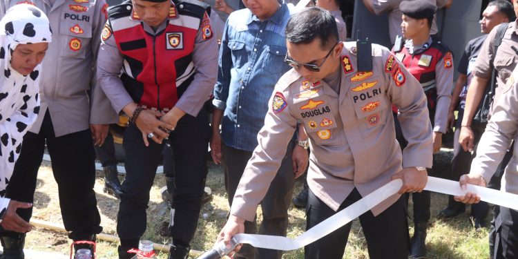 Kapolres Wajo Pimpin Penyaluran 12.000 Liter Air Bersih untuk Warga Maddukkelleng