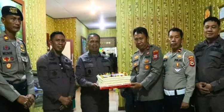 Sinergitas Polri dan Kejaksaan, Waka Polres Pinrang Beri Kejutan di HUT Kejaksaan RI ke-81