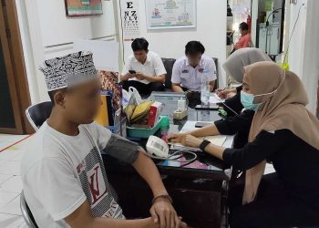 Dokkes Polres Parepare Periksa Kesehatan Tahanan Sebelum di Serahkan ke JPU