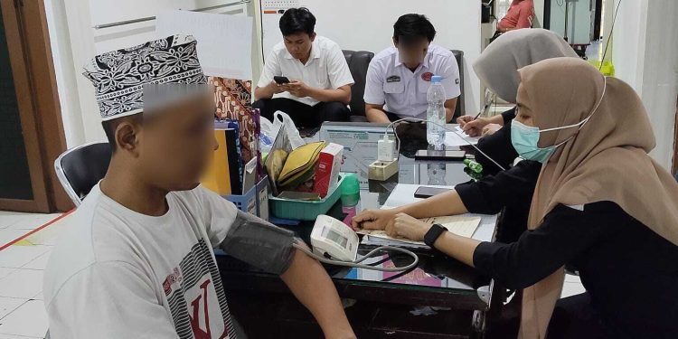Dokkes Polres Parepare Periksa Kesehatan Tahanan Sebelum di Serahkan ke JPU