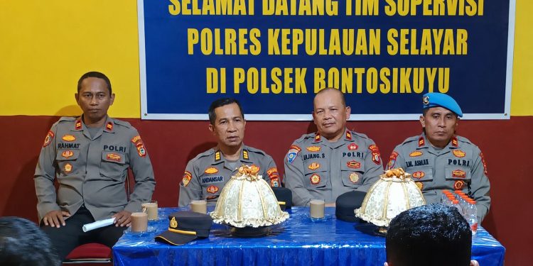 Perkuat Pelaksanaan Tugas dan Tingkatkan Kinerja Polsek Jajaran, Polres Selayar Laksanakan Supervisi