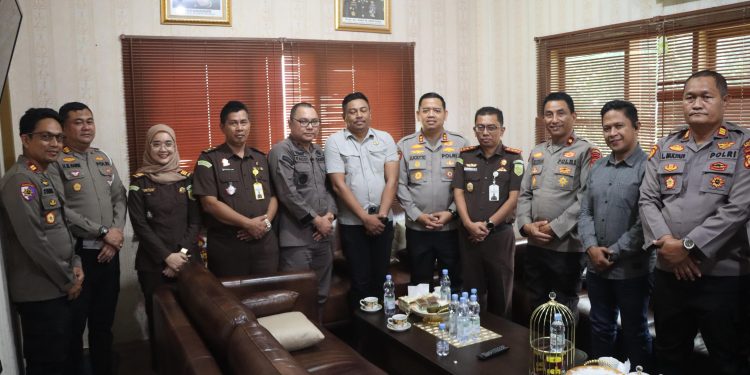 Peringati Hari Adhyaksa Ke-81, Kapolres Bulukumba Bawa Tumpeng ke Kejaksaan