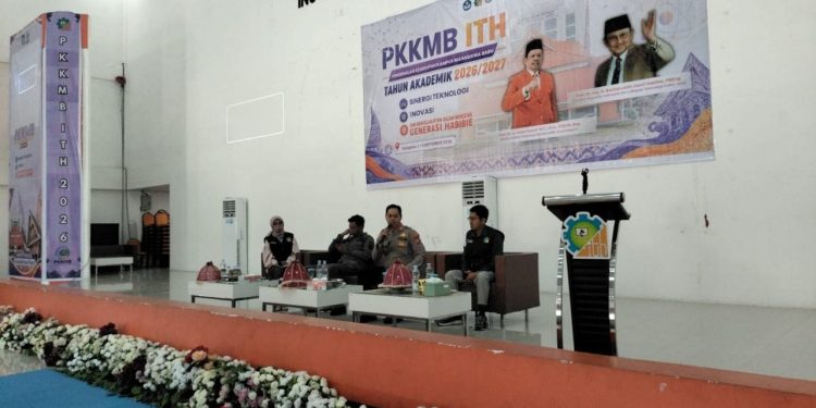 Kasat Binmas Polres Parepare Beri Materi Kesadaran Hukum ke Mahasiswa Baru ITH