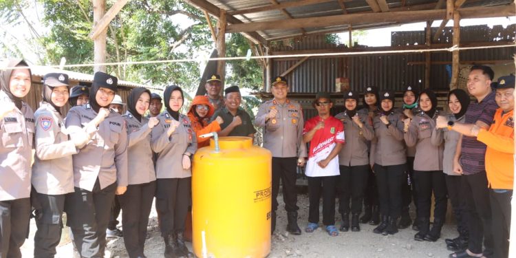Semarak Hari Jadi Polwan ke-78, Srikandi Polres Sidrap Salurkan Bantuan Air Bersih ke Warga
